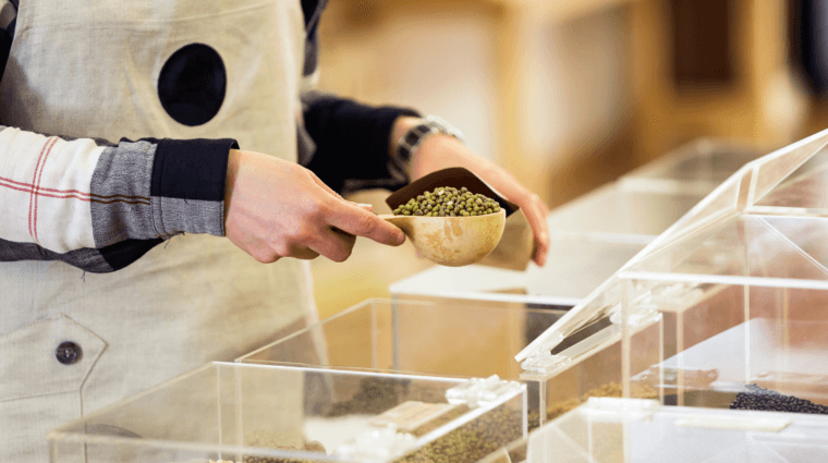 Usando una bolsa de papel en una tienda a granel