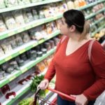 consumidora poniendo atención a prácticas de greenwashing