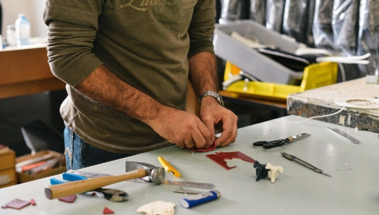 hombre reparando y reutilizando materiales en casa