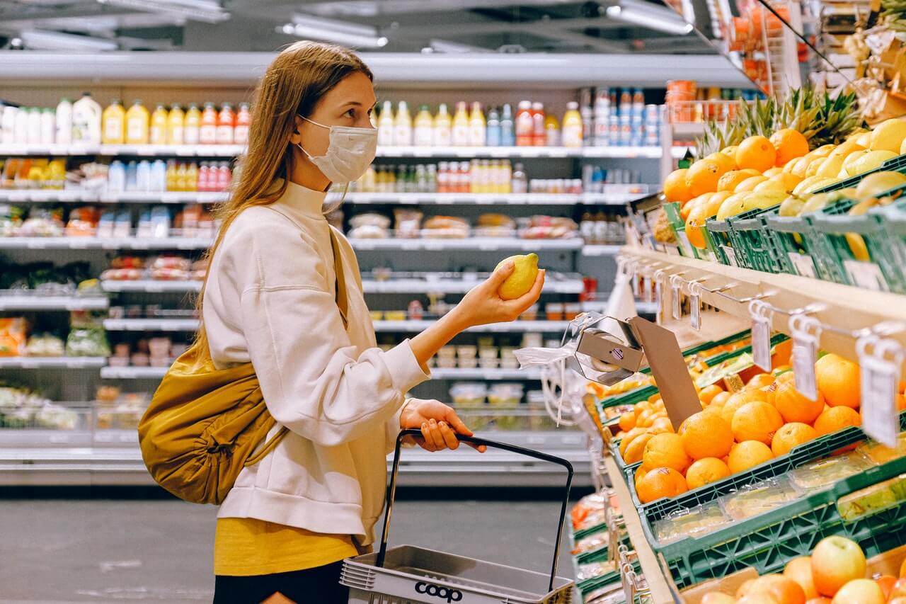 mujer seleccionando alimentos por su calidad