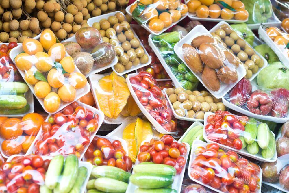 frutas envueltas en plásticos de un solo uso