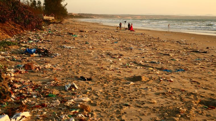 Playa contaminada por residuos plásticos